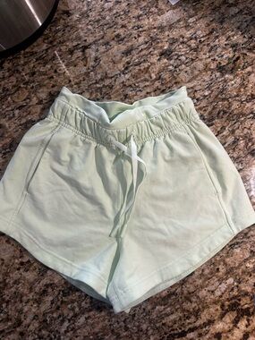 lululemon athletica Inner Glo Highrise Shorts in Mint 2.5” size 0
